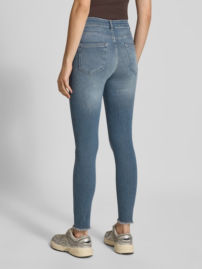 Frauenmodel trägt blaue Skinny Fit Jeans aus Baumwoll-Mix Modell 'BLUSH' von ONLY, Damen Skinny Fit Jeans, Ganzkörperansicht Rückansicht.