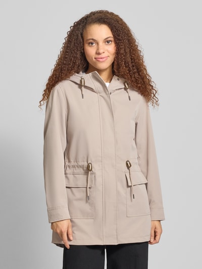 Vrouwenmodel draagt Regular Fit Parka met tunnelkoord Model 'LOUISE' van ONLY, effen look, ritssluiting, drukknopen, lange mouw, patzakken, geheelvooraanzicht.