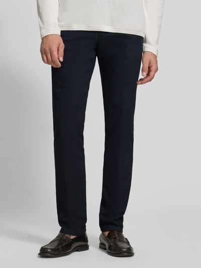 Männermodel trägt dunkelblaue Regular Fit Chino aus Baumwoll-Mix Modell 'Lupus' von MMX, Herren Chino, Nahaufnahme Oberkörper.