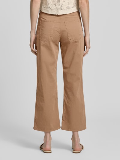 Frauenmodel trägt Straight Leg Hose aus Baumwoll-Mix Modell 'MAINE S' von Brax, Optik: Unifarben, Passform: Straight Fit, Cropped, 5-Pocket-Design, Gürtelschlaufen, Knopf und verdeckter Reißverschluss, Material: Baumwoll-Mix, Farbe Beige, glatte Textur, Ganzkörperansicht Rückansicht.