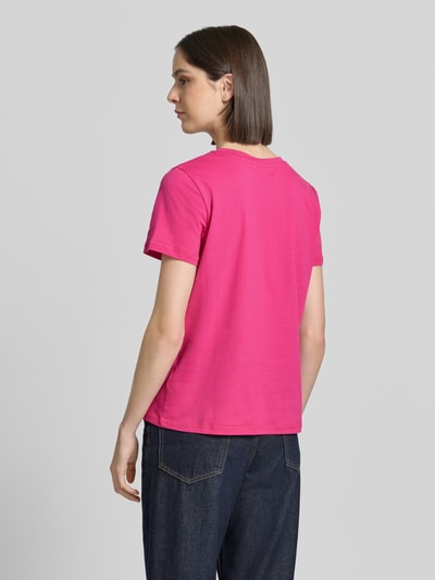 Frauenmodel trägt Damen T-Shirt mit floralem Stitching Modell 'Aminna' von ICHI in Pink aus Reine Baumwolle, taillierte Passform, Rückenansicht, Rückenlänge 58 cm bei Größe S.