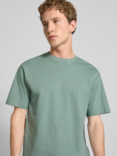 Männermodel trägt Relaxed Fit T-Shirt aus reiner Baumwolle Modell 'FRED LIFE' von Only & Sons, Optik: Unifarben, Nahaufnahme Oberkörper.