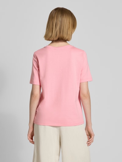 Frauenmodel trägt Regular Fit T-Shirt mit floralem Zierbesatz von monari aus Baumwoll-Modal-Mix in Rosa, Rückenlänge 59 cm, Ganzkörperansicht Rückansicht.