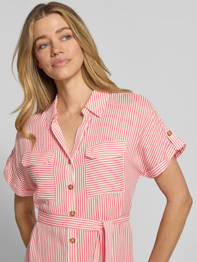 Vrouwenmodel draagt vrijetijdsjurk Fließendes Freizeitkleid aus reiner Viskose Modell 'BUMPY' van Vero Moda, effen kleuren, korte mouw, V-hals, knoopsluiting, popeline materiaal, detailopname bovenlichaam.