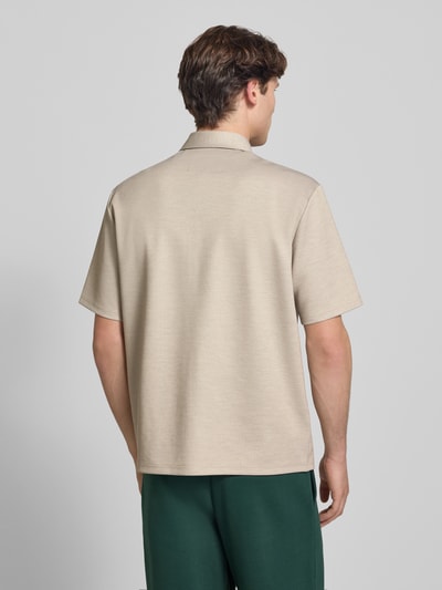 Männermodel trägt Regular Fit Freizeithemd mit Kentkragen und Brusttasche von REVIEW, beiges Design, Material-Mix mit Viskose-Anteil, Label-Detail, Rückenlänge 71 cm, Schulterbreite 51 cm, Ärmellänge 27 cm, Ganzkörperansicht Rückansicht.