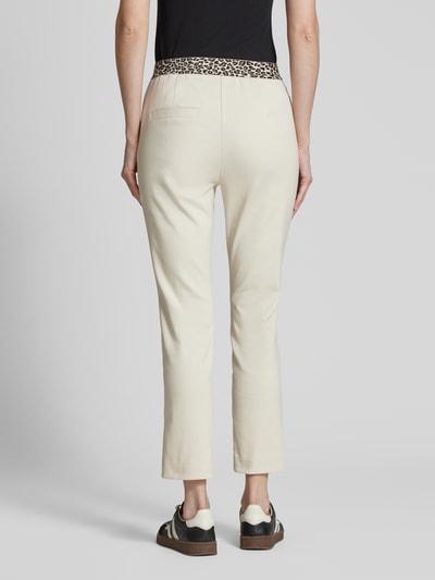 Marc Cain Regular fit broek met vaste bandplooien Zand - 5