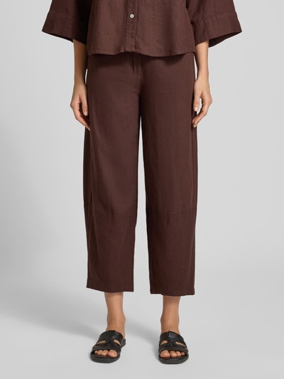 Frauenmodel trägt Stoffhose aus Leinen-Viskose-Mix Modell 'Lava' von FREE/QUENT in Braun, Relaxed Fit, elastischer Bund, Nahaufnahme Oberkörper, Kontext: Damen Stoffhose, Bundweite S 37 cm, Innenbeinlänge S 66 cm.