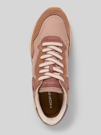 Produktfoto, Sneaker mit Logo-Prägung Modell 'CITY' von HOFF, rosa und beige Töne, Schnürverschluss, profilierte Sohle, strukturierte Oberfläche, abgerundete Passform, Damen Sneaker, Absatzhöhe 3 cm, Schafthöhe 9 cm, Schaftweite 7 cm.