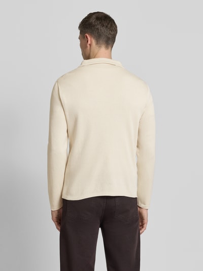 Męskim model nosi Regular Fit Hemdjacke mit Brusttaschen od Manuel Ritz, mieszanka bawełny, wykładany kołnierz, kieszenie na piersi, listwa guzikowa, długość tyłu w rozmiarze M: 68 cm, widok całej sylwetki z tyłu.