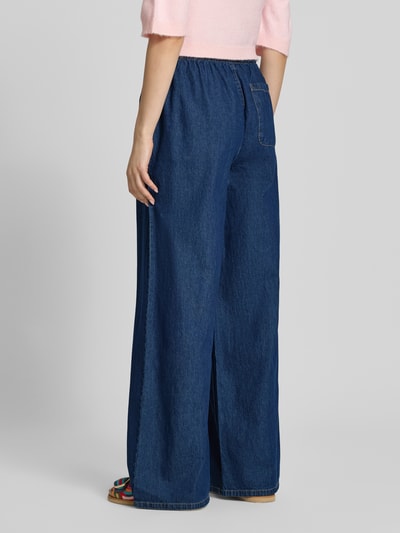 Frauenmodel trägt dunkelblaue Pull-on-Jeans mit weitem Bein und Kordelzug von REVIEW aus reiner Baumwolle, Gesäßtasche, Ganzkörperansicht Rückansicht.