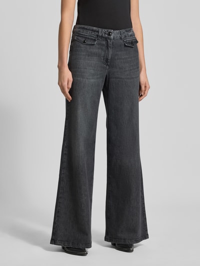 Kobiece model prezentuje Wide Fit Jeans mit Gesäßtaschen od Luisa Cerano, czarny, bawełniany miks, patki, szerokość w rozmiarze 36: 40 cm, długość nogawki 86 cm, pełny przód.