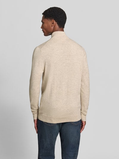 Männermodel trägt Jacke aus Baumwoll-Mix in Strick-Optik von Profuomo in Beige, schmale Passform, Rückenansicht, Baumwoll-Mix mit Modal-Anteil.