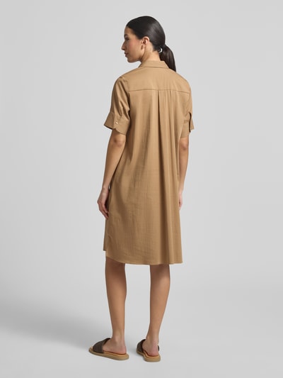 Frauenmodel trägt knielanges Hemdblusenkleid mit Knopfleiste von Milano Italy in Beige, Baumwoll-Mix, gerader Schnitt, Ganzkörperansicht Rückansicht.