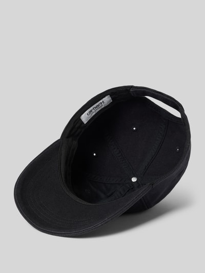 Produktfoto, Czapka z daszkiem 'Cap mit Label-Detail' von Carhartt Work In Progress z bawełny, czarna, sztywny daszek, detal z logo, rzep regulacyjny