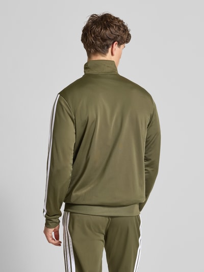 Männermodel trägt Regular Fit Sweat-Anzug mit Kontraststreifen von adidas Sportswear, Optik: Unifarben, Ganzkörperansicht Rückansicht.