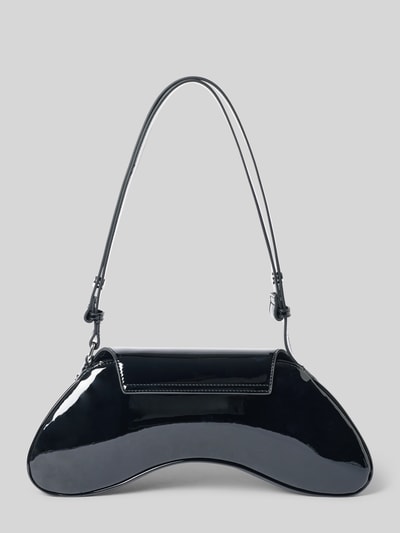 Produktfoto, Schultertasche mit Logo-Detail von Diesel in glänzendem Schwarz, gebogene Form, verstellbarer Schulterriemen, Hauptfach mit Überschlag, Maße 22x15x8 cm
