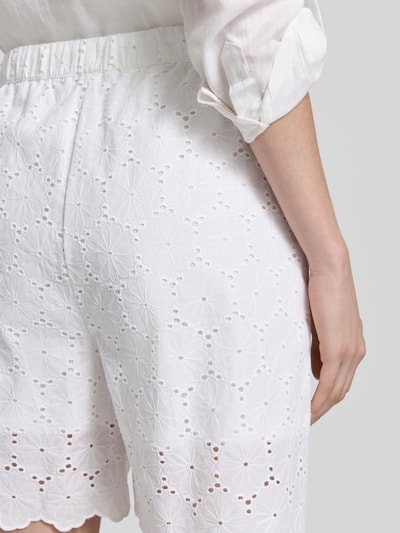Frauenmodel trägt Bermudas mit Lochstickerei und Eingrifftaschen von Christian Berg Woman aus Reine Baumwolle, Loose-Fit, Detailaufnahme
