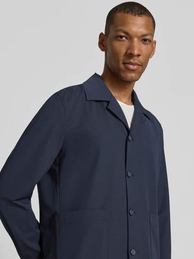 Männermodel trägt Relaxed Fit Hemdjacke mit Viskose-Anteil Modell 'Malte' von CINQUE in Dunkelblau, glatte Textur, Nahaufnahme Oberkörper. Herren Hemdjacke, elastischer Material-Mix, Regular Fit, aufgesetzte Taschen, langärmelig, Knopfleiste.
