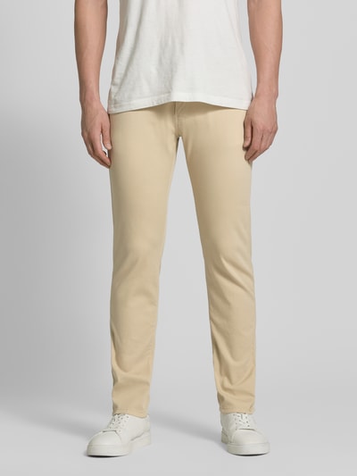 Männermodel trägt Regular Fit Hose mit Eingrifftaschen Modell 'Lyon' von Pierre Cardin aus Baumwoll-Elasthan-Mix in Beige, Ganzkörperansicht von vorne. Kontext: Herren HOSE, Bundweite bei Größe 32/32: 41 cm, Innenbeinlänge 80 cm.