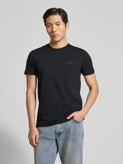 Männermodel trägt T-Shirt mit Label-Detail van Gant in zwart, puur katoen, recht model, ronde hals, heren, ruglengte maat M 70 cm, Ganzkörperansicht van voren.