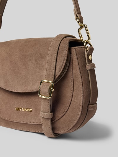 Produktfoto, Shoulder Bag aus echtem Leder Modell 'Big Sister' von Hey Marly, beige-braun, glatte und samtige Textur, goldene Details, Hauptfach mit Überschlag, Label-Detail in metallic, abnehmbarer Schulterriemen und Henkel, Reißverschlussfach innen, Maße: 28x19x7 cm, Länge Schulterriemen: 145 cm