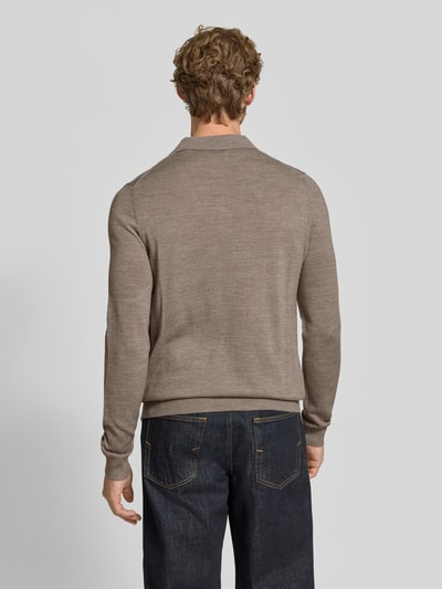 Männermodel trägt Regular Fit Poloshirt aus Woll-Mix von Christian Berg Men in Braun, gerippte Abschlüsse, Rückenansicht, Ganzkörperansicht Rückansicht.