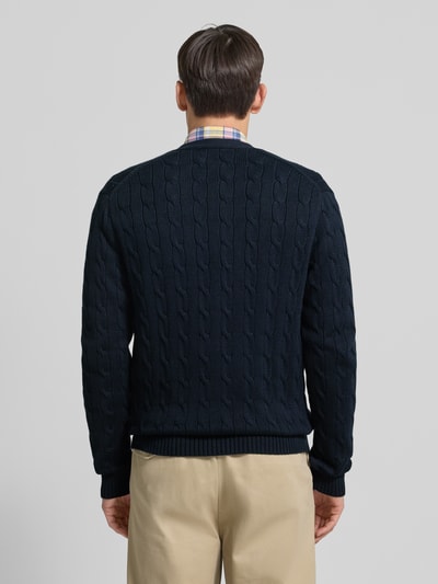 Männermodel trägt Strickjacke mit Knopfleiste von Polo Ralph Lauren, Herren, Reine Baumwolle, Regular-Fit, Gerippte-Abschlüsse, Rückenansicht.