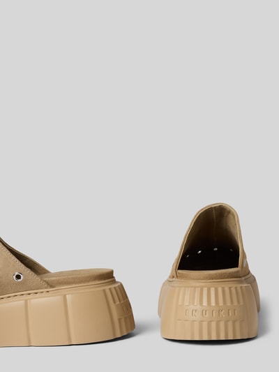 Produktfoto, Mules aus echtem Leder Modell 'Matilda' von INUIKII in Beige, abgerundete Passform, offene Ferse, Loch-Optik, 7 cm Absatz, Logo-Detail