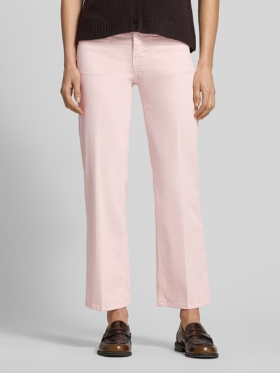 Frauenmodel trägt Cropped Jeans mit Bügelfalten und Eingrifftaschen von Cambio in Rosa, Baumwoll-Mix mit Stretch, Ganzkörperansicht von vorne.