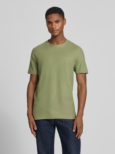 Männermodel trägt T-Shirt mit Rundhalsausschnitt von MCNEAL in Hellgrün, reine Baumwolle, Slim Fit, glatte Struktur, Ganzkörperansicht von vorne.