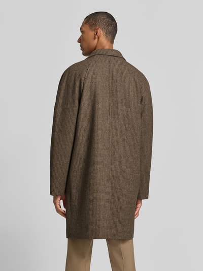 Männermodel trägt Regular Fit Mantel aus Woll-Mix Modell 'RONNIE' von Selected, braune melierte Oberfläche, Ganzkörperansicht Rückansicht. Herren Trenchcoat