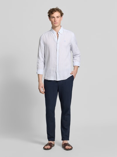 Männermodel trägt Regular Fit Leinenhemd von BOSS in Two-Tone-Optik mit Logo-Stitching und Button-Down-Kragen, Ganzkörperansicht von vorne.