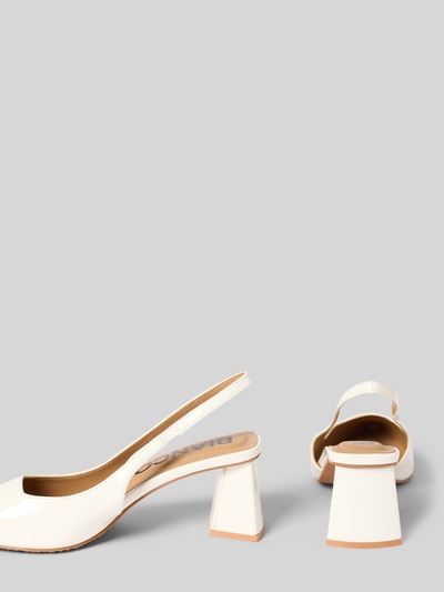 Produktfoto, Pumps mit Blockabsatz von BIANCO in Creme mit spitzer Front, elastischem Riemen und 6 cm hohem Absatz, glänzende Oberfläche
