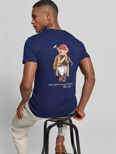 Männermodel trägt Slim Fit T-Shirt aus reiner Baumwolle von Polo Ralph Lauren in Optik: Unifarben, Jersey-Struktur, Rücken-Detailansicht