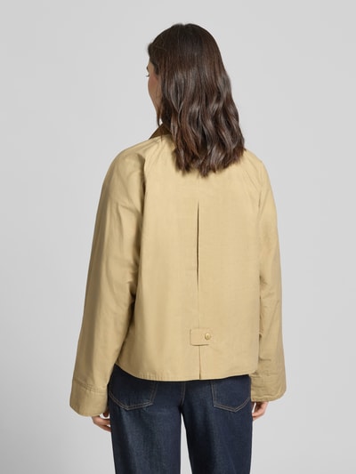 Frauenmodel trägt Blouson aus reiner Baumwolle Modell 'CAITLIN' von Barbour in Optik: Unifarben, Rückenpasse mit Cacharel-Falte, Ganzkörperansicht Rückansicht.