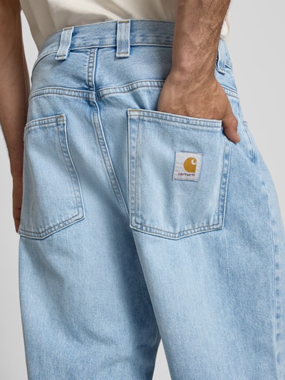 Männermodel trägt Wide Fit Jeans im 5-Pocket-Design Modell 'Brandon' von Carhartt Work In Progress in hellblau, Detailaufnahme Rückansicht, reine Baumwolle, sichtbare Struktur.