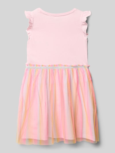 Mädchen trägt Kleid mit Brusttasche und Rundhalsausschnitt von Blue Seven aus Reine Baumwolle, A-Linie, 2-in-1-Look, Rückenlänge 23 cm, Ganzkörperansicht Rückansicht.