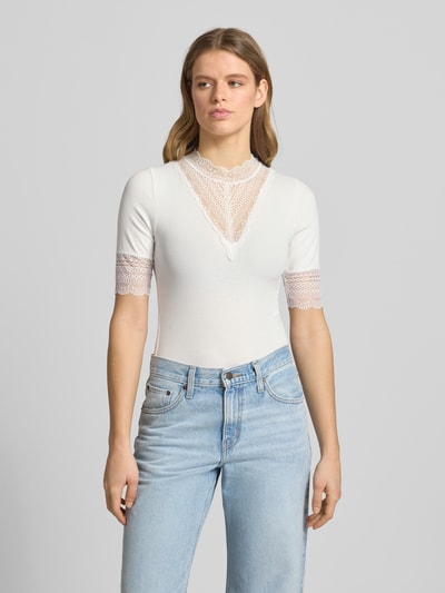 Frauenmodel trägt Slim Fit T-Shirt aus Viskose-Mix Modell 'Tilde' von Only, Optik: Unifarben, Spitzenbesatz, Feinripp, Nahaufnahme Oberkörper.