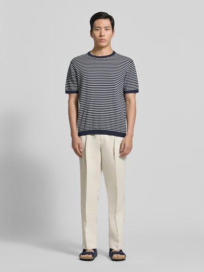 Männermodel trägt Straight Fit Leinenhose mit Bügelfalten von JAKE*S STUDIO MEN in Creme mit Eingrifftaschen, Teilelastischer Bund, Ganzkörperansicht von vorne.