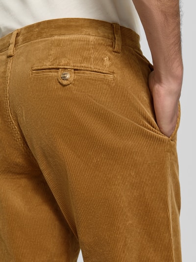 Männermodel trägt Straight Fit Cordhose aus Baumwoll-Mix von Polo Ralph Lauren in warmem Braun mit feiner Rippenstruktur, Nahaufnahme Rückansicht.