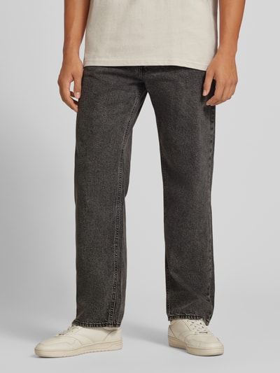 Männermodel trägt Straight Fit Jeans aus reiner Baumwolle Modell 'Eddie' von JACK & JONES, 5-Pocket-Design, Ganzkörperansicht von vorne.