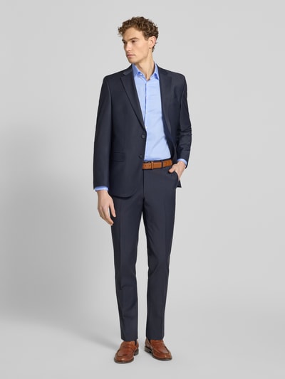 Männermodel trägt Slim Fit Business-Hemd mit Kentkragen von Jake*s in hellblau, reine Baumwolle, Knopfleiste, Ganzkörperansicht von vorne.
