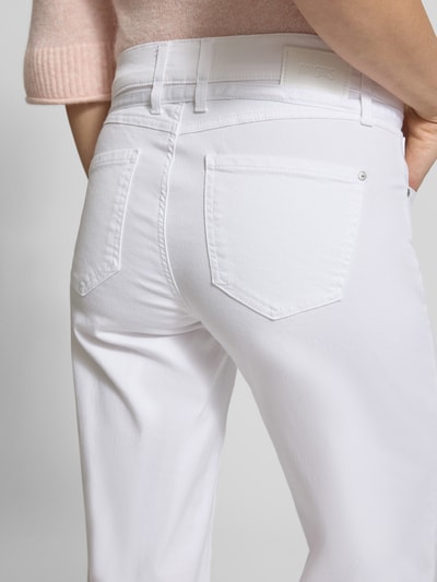 Vrouwenmodel draagt Flared Jeans met riem model 'Liz City' van Angels in wit, 5-pocket-design, detailopname achterkant.