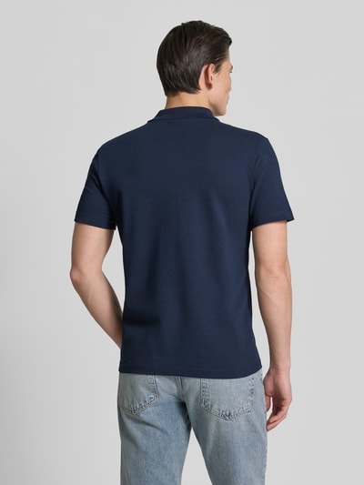Männermodel trägt Regular Fit Poloshirt aus Baumwoll-Mix von Lacoste, Optik: Unifarben, Logo-Patch, Polokragen, Kurzarm, Ganzkörperansicht Rückansicht.