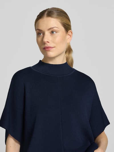 Vrouwenmodel draagt gebreid shirt uit Viscosemix met 3/4-mouw, opstaande kraag, loose fit van MORE, contextmaat 36, Nahaufnahme bovenlichaam.