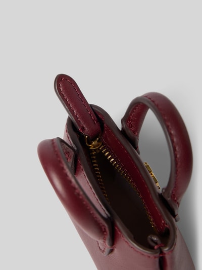Produktfoto, Anhänger aus Leder mit Label-Applikation van Lauren Ralph Lauren, damesaccessoire van echt leer, labelapplicatie, bordeauxrood, zichtbare textuur en ronde vormen