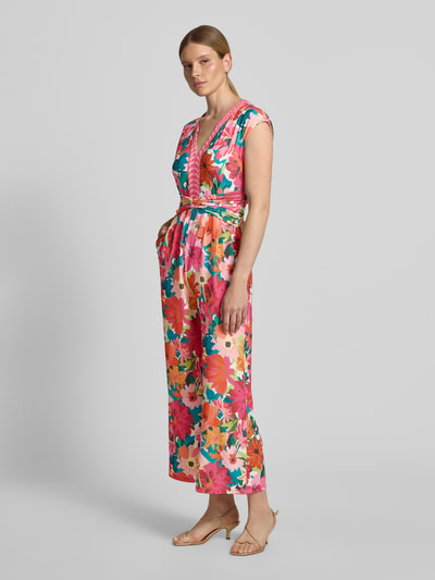 Kobiece model nosi Jumpsuit im Allover-Look mit Knotendetail od ROBE LÉGÈRE, krój regular fit, kolorowy wzór, materiał z domieszką stretchu, dekolt V, pasek w talii, długość pleców w rozmiarze 36: 139 cm, szerokość w rozmiarze 36: 52 cm, całkowita długość w rozmiarze 36: 139 cm, długość nogawki wewnętrznej w rozmiarze 36: 68 cm, widok całej sylwetki z przodu.