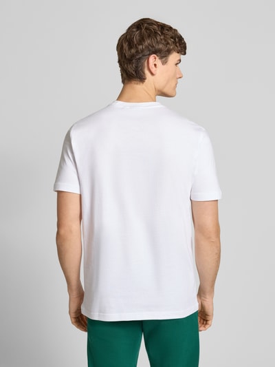 Männermodel trägt weißes T-Shirt mit Label-Stitching von adidas Originals aus Baumwolle, Regular Fit, Rückenansicht, Ganzkörperansicht Rückansicht.