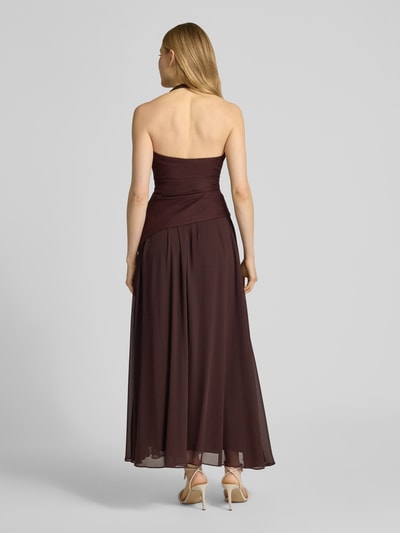 Frauenmodel trägt Maxikleid mit Rundhalsausschnitt Modell 'Elise' von Forever New, Chiffon, Taillierter Schnitt, Rückenlänge 139 cm, Brustweite 34 cm, Ganzkörperansicht Rückansicht.