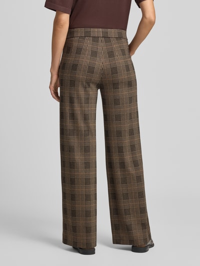 Frauenmodel trägt Wide Leg Weite Hose aus Viskose-Mix Modell 'NALEY' von SEDUCTIVE, kariertes Muster in Braun und Beige, Ganzkörperansicht Rückansicht, Damen Weite Hose.